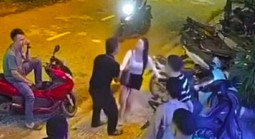 Nam thanh niên trêu ghẹo, tát cô gái trẻ trước quán karaoke
