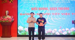 Khen thưởng thanh niên dũng cảm khống chế đối tượng dùng dao tấn công phụ nữ