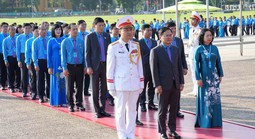 Đoàn đại biểu dự Đại hội XIV Công đoàn Việt Nam vào Lăng viếng Chủ tịch Hồ Chí Minh