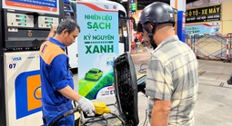 Giá xăng giảm mạnh gần 1.500 đồng/lít