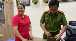 Bị rơi nhiều nhẫn vàng và bông tai, khổ chủ hốt hoảng đến báo công an