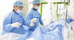 Đưa con đi khám bệnh, người cha bất ngờ thành bệnh nhân cấp cứu