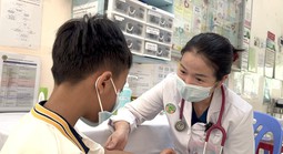Sai lầm của cha mẹ làm trẻ viêm thanh quản mùa hè
