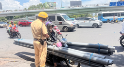 CSGT TPHCM mạnh tay xử lý "bẫy tai nạn di động" trên đường