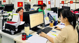 Cờ Tổ quốc tung bay trong khu công nghiệp, nhà xưởng