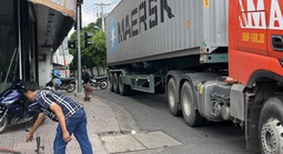 Nam thanh niên chạy xe đạp bị xe container tông tử vong ở TPHCM