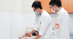 Người đàn ông nhập viện vì biến chứng quai bị sau một tuần tự theo dõi tại nhà