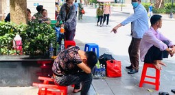 Từ chiếc ghế nhựa trong bệnh viện