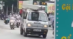 TPHCM: Lời khai của tài xế xe tải chở 2 cọc bê tông trên nóc thùng xe