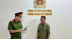 Mang thuyền ra sông hút cát về bán, 1 người đàn ông bị khởi tố