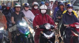 Chiếc áo mưa sau yên xe