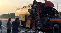 Một người nguy kịch sau vụ xe khách đâm xe container trên tuyến cao tốc Phan Thiết - Dầu Giây