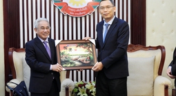 Trường Đại học Cửu Long làm việc với Bộ Công nghệ và Truyền thông Lào