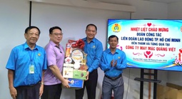 Trao những phần quà từ Đại hội XIV Công đoàn Việt Nam đến đoàn viên khó khăn