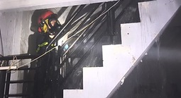 Cháy nhà trong hẻm sâu ở TPHCM, cảnh sát nỗ lực dập lửa