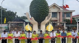 Khánh thành biểu tượng đôi bàn tay nâng đỡ trái sầu riêng ở Đồng Tháp