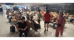 Hành khách chờ ở Nội Bài 3 tiếng, về Hải Phòng lúc hơn 3 giờ sáng vì diều tại sân bay Cát Bi