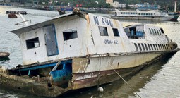 Những con tàu tiền tỉ kẹt lại ở Lý Sơn