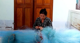Nghề mưu sinh từ những tấm lưới rách