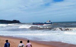 Khẩn cấp ứng phó nguy cơ tràn 8.000 lít dầu từ tàu gặp nạn ở Quảng Ngãi