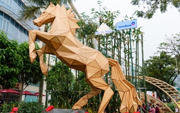 Linh vật Ngựa cao 4,5m thu hút du khách tại Đường hoa Phú Mỹ Hưng