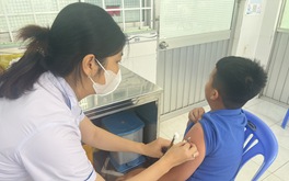 Người miền Tây ùn ùn đưa con đi tiêm vắc-xin phòng viêm não mô cầu