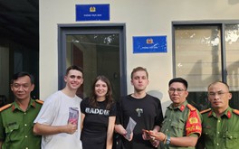 Niềm vui của du khách Nga tại trụ sở công an ở TPHCM
