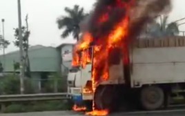 Clip: Xe tải cháy ngùn ngụt trên đại lộ Thăng Long
