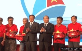 Thủ tướng Nguyễn Xuân Phúc trao 10.000 lá cờ Tổ quốc cho ngư dân Kiên Giang