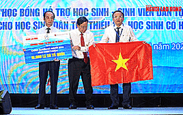 Báo Người Lao Động trao 10.000 lá cờ và 100 suất học bổng tại tỉnh Ninh Thuận