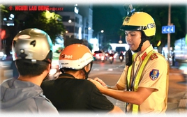 CSGT kiểm tra nồng độ cồn ngay từ Mùng 1 Tết