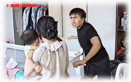 TikToker nổi tiếng bị  tố đánh vợ đang bế con nhỏ