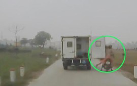 Clip: Xe tải quên đóng cửa sau đập người đi xe máy văng xuống ruộng