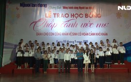 115 em nhận học bổng “Chắp cánh ước mơ” của Báo Người Lao Động