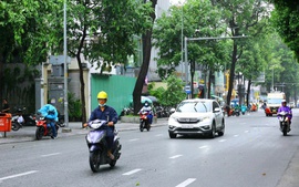 Nhiều nơi ở TP HCM mưa rào giữa trời nắng: Có bất thường?