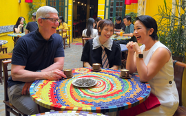 Tim Cook cười tươi khi cùng cafe sáng với ca sĩ Mỹ Linh