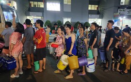 Nửa đêm, hàng trăm cư dân xếp hàng lấy nước
