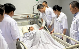 Bộ trưởng Y tế khen điều dưỡng không màng hiểm nguy cứu trẻ sơ sinh trong vụ đâm 7 người