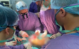 Nối chân đứt rời cho cô gái 19 tuổi sau va chạm với xe mô tô phân khối lớn