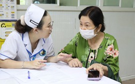 Xuất trình thẻ BHYT muộn khi khám chữa bệnh, quyền lợi có được giải quyết?