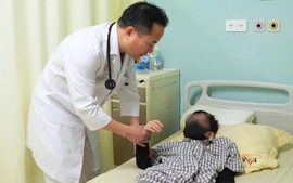 Bé 8 tuổi đột quỵ trên lớp: Cảnh báo dấu hiệu nhiều cha mẹ bỏ lỡ