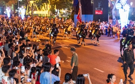 tỷ lệ kèo nhà cái: Người dân phấn khích xem tổng hợp luyện diễu binh, diễu hành lễ 30-4