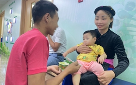 Cặp vợ chồng phụ hồ đón “phép màu” sau 10 năm hiếm muộn