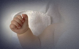 Bé gái 3 tháng tuổi bị người thân xâm hại, phải cấp cứu trong đêm