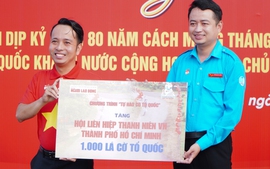 Lễ chào cờ ý nghĩa bên bờ sông Sài Gòn