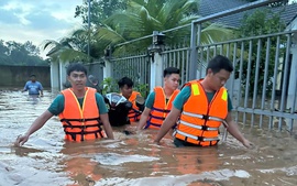 Ngập kinh hoàng ở xã Bình An lúc rạng sáng, nước lên đến thắt lưng