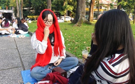 TPHCM lạnh 16 độ: Giới trẻ rủ nhau diện đồ đông xuống phố