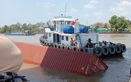 Vụ container rơi xuống kênh Chợ Gạo: Phạt thuyền trưởng 6 triệu đồng