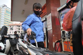 Chi quỹ bình ổn 2.801 đồng/lít, giá xăng "đứng yên" Chi quỹ bình ổn 2.801 đồng/lít, giá xăng "đứng yên"
