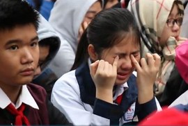 Người thầy khiến hàng ngàn học sinh bật khóc Người thầy khiến hàng ngàn học sinh bật khóc